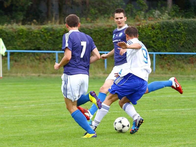 Fotbalisté Šternberka (v bílých trikách) proti Troubkám