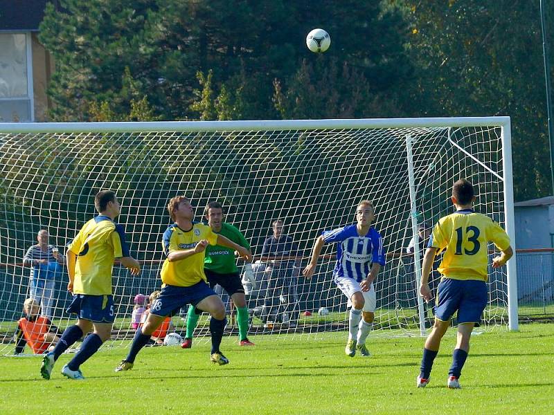 Fotbalisté Uničova (v modrobílém) proti Břeclavi