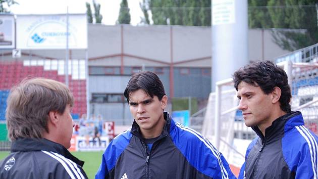 Augustin Chromý (vlevo) v živé debatě s brazilskými posilami Sigmy Olomouc s Daniely Buenem a Rossim (vpravo).