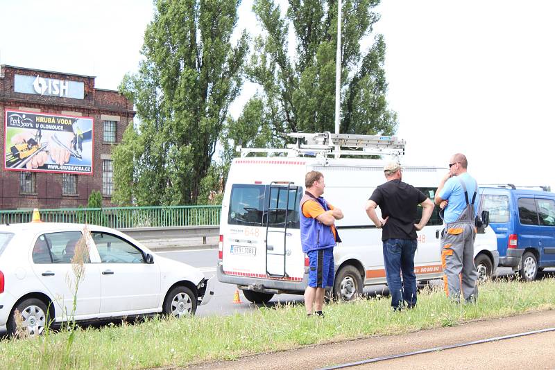 V pondělí ráno se na Tovární ulici v Olomouci střetlo šest automobilů.