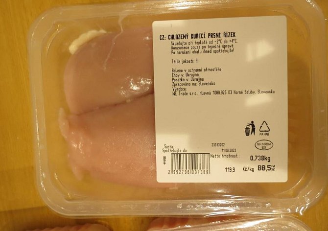 Problémová šarže kuřecího masa, v níž inspektoři našli bakterie rodu rodu Salmonella Infantis, které jsou původcem onemocnění salmonelóza.