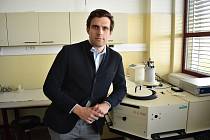 Mladý olomoucký vědec Lukáš Zdražil se věnuje přeměně slunečního záření na elektrickou či chemickou energii pomocí nanomateriálů.