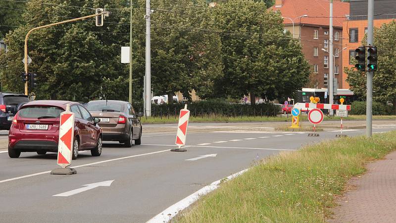 Uzavírka křižovatky tř. Svobody a Aksamitovy ulice u polikliniky v centru Olomouce, 8. srpna 2022