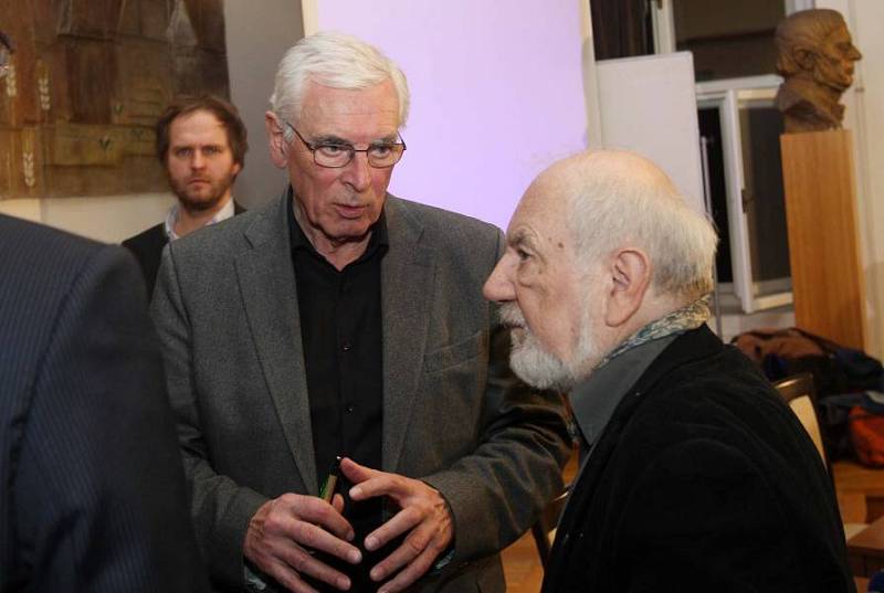 Debata v aule UP: děkan FF Jiří Lach (v pozadí), nám ěstek ministra Ivan Wilhelm a Josef jařab 
