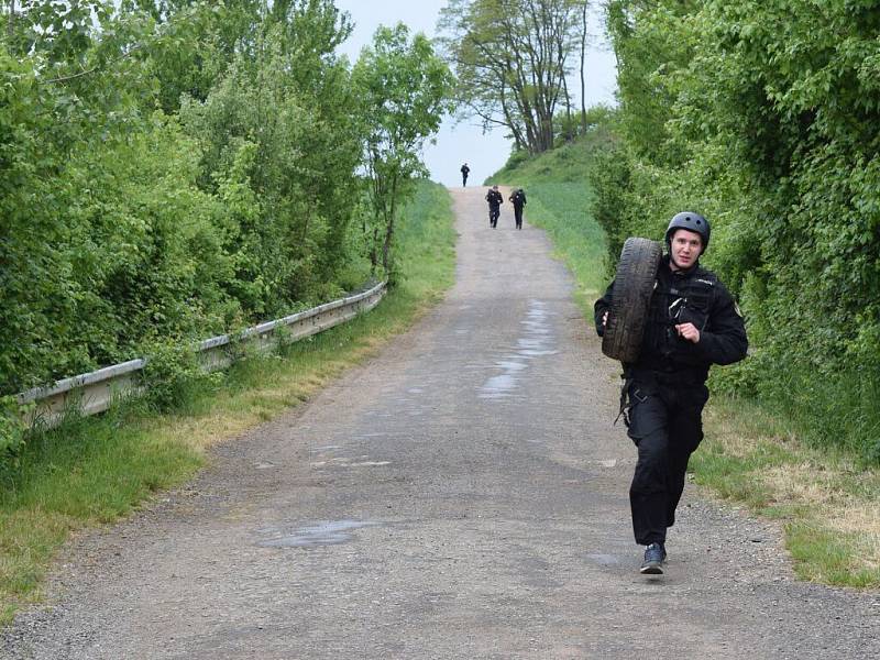 Trojboj záchranných a zákrokových týmů městských policií v areálu Fortu Křelov. 