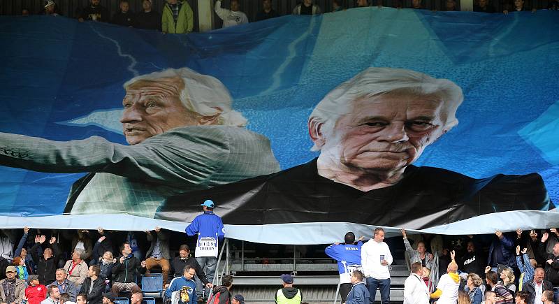 Fanouškovské choreo jako pocta Karlu Brücknerovi na Zápase století v září 2019 na Andrově stadionu v Olomouci