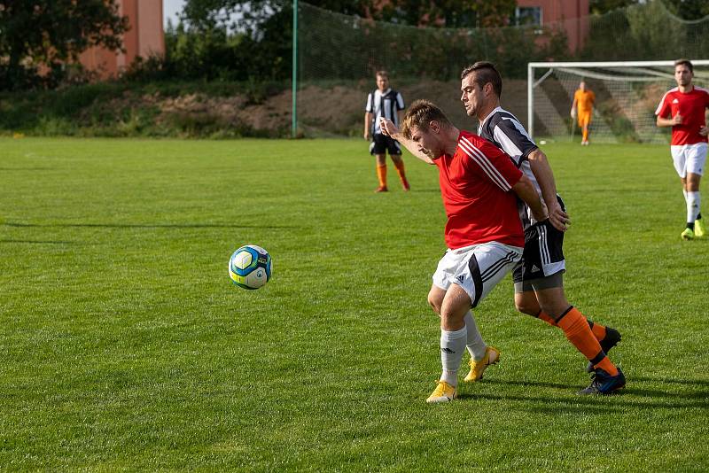 Fotbalisté Hodolan (v pruhované) porazili Červenku 5:1