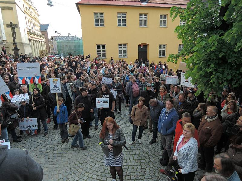 Protestní akce Proč? Proto! na olomouckém Žerotínovo náměstí