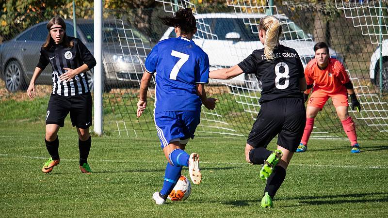 Fotbalistky Sigmy (v modrém) prohrály v Drahlově s Hradcem Králové 1:2.