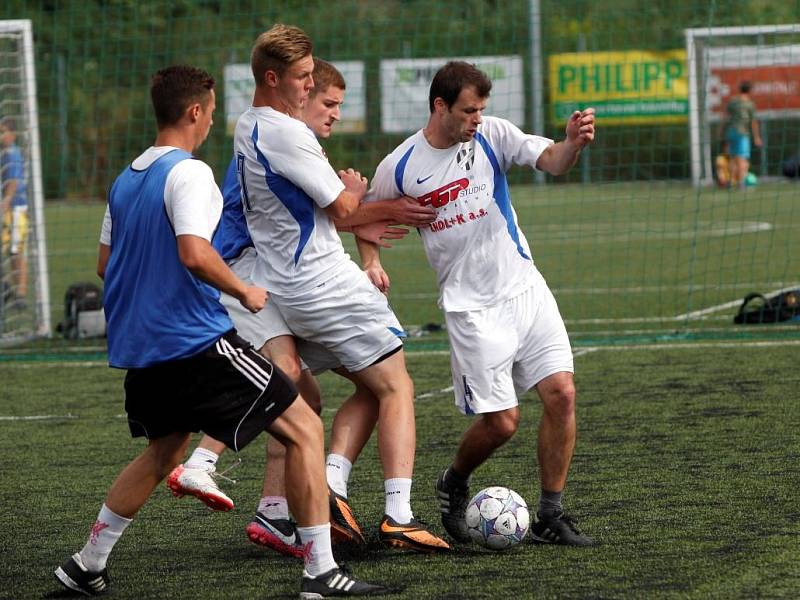 Chelsea Cup 2014 ovládli hráči FC Holice (v bílém).