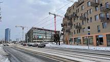 Výstavba na třídě Kosmonautů a třídě 17. listopadu v Olomouci - únor 2021. V popředí vpravo bytový komplex Šantova, za ním Envelopa Office Center