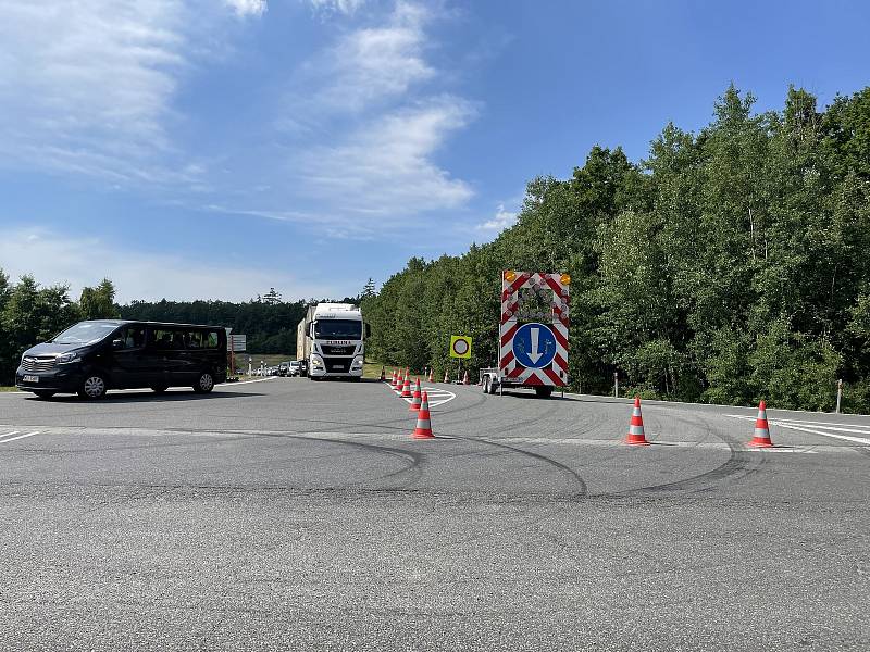 Na paralelní silnici s D35, která je mezi Přáslavicemi a Velkým Újezdem kvůli popraskanému povrchu uzavřena, se tvoří kolony. Stejně tak na sjezdech na objízdnou trasu, 20. června 2021