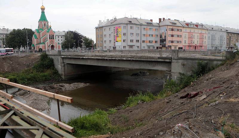 Hladina řeky Moravy se snižuje kvůli bourání mostu v Komenského ulici