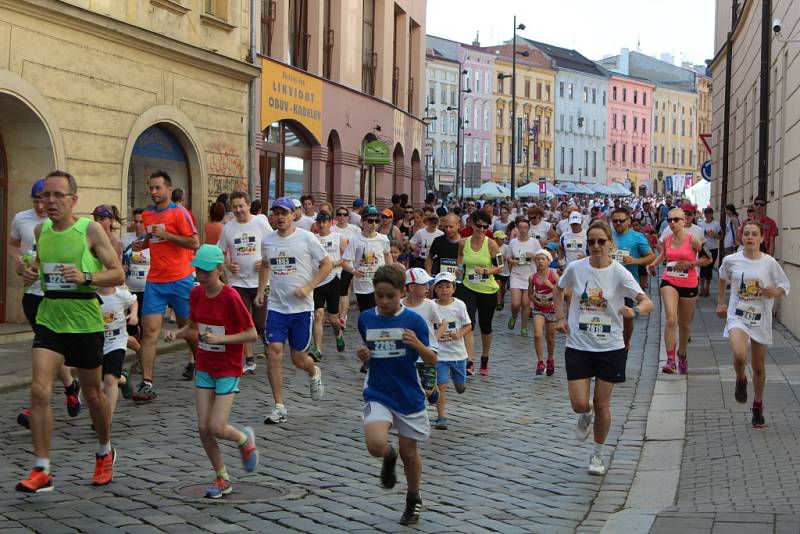 Součástí Olomouckého půlmaratonu je i Rodinný běh. V 17 hodiny se na něj vydaly stovky účastníků.