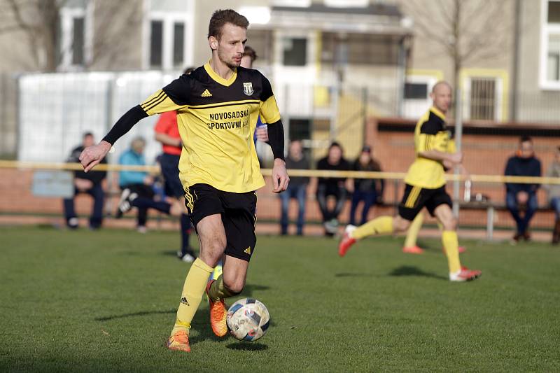 Fotbalisté Nových Sadů (ve žlutém) podlehli Rýmařovu 0:2David Škoda