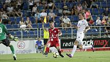 Olomoučtí fotbalisté (v červeném) remizovali se Slováckem 0:0Pavel Moulis (v červeném) a Josef Divíšek (v bílém)