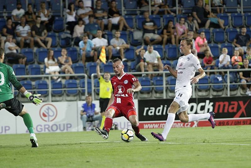 Olomoučtí fotbalisté (v červeném) remizovali se Slováckem 0:0Pavel Moulis (v červeném) a Josef Divíšek (v bílém)