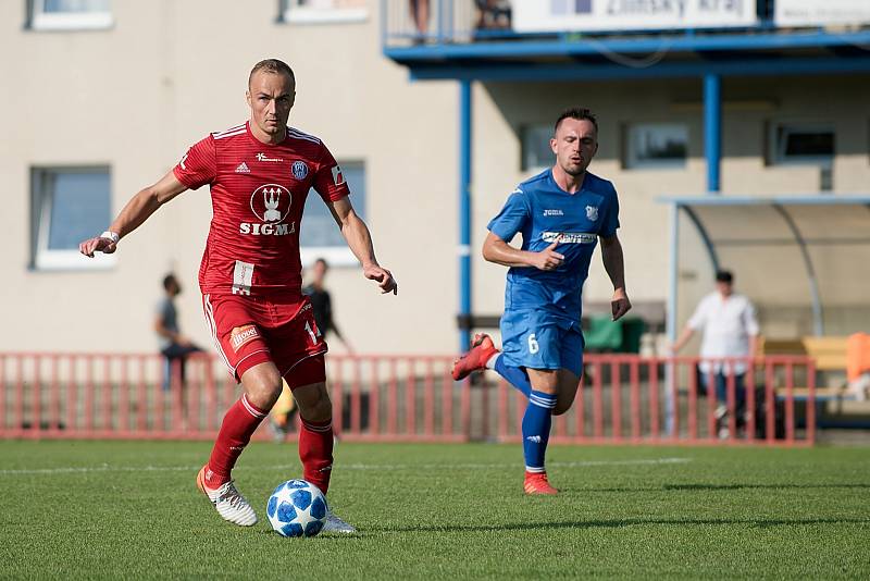 Fotbalisté Sigmy Olomouc (v červeném) v premiérovém utkání přípravy na hřišti Otrokovic