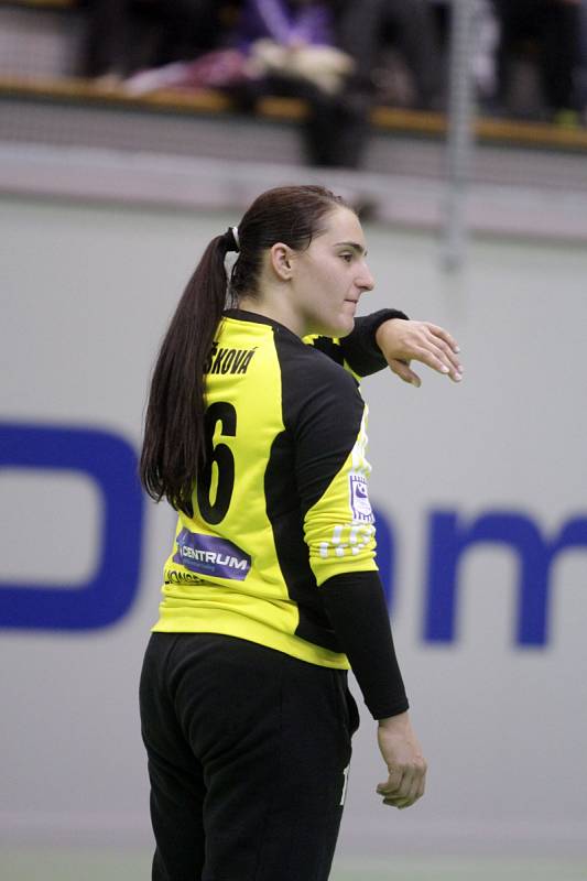 Olomoucké házenkářky (v černém) porazily v prvním utkání série o bronz Porubu 26:21. Lucie Rašková