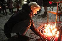 Na Václava Havla přišlo zavzpomínat v sobotu vpodvečer na nádvoří zbrojnice v Křížkovského ulici v Olomouci několik desítek lidí.