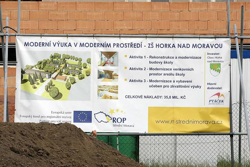 Přestavba školy v Horce.
