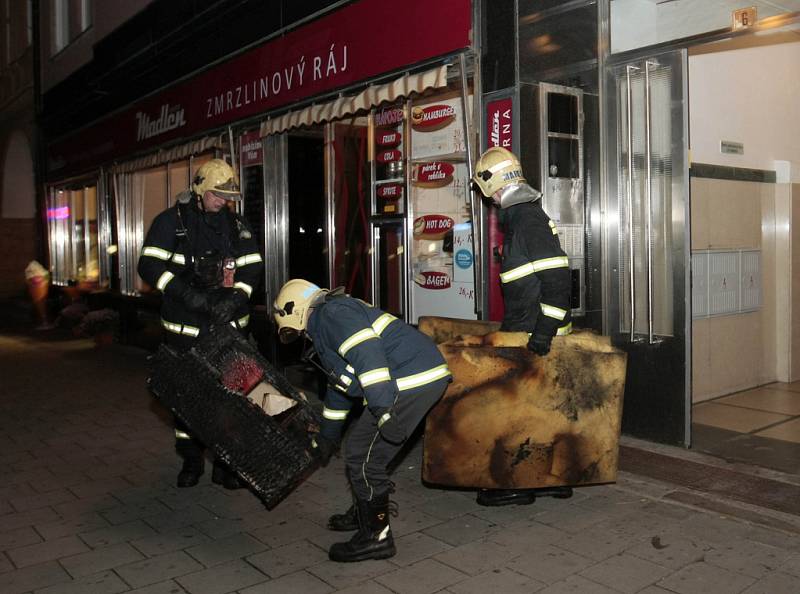 Hasiči museli zasahovat u požáru bytu na náměstí.