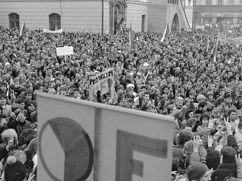 Demonstrace na náměstí Míru (dnes Horní náměstí). Listopad 1989 v Olomouci