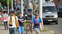 Fanoušci ostravského Baníku pod dohledem policistů rychle vyráží k Andreho stadionu. Jejich vlak měl totiž hodinu a půl zpoždění. Foto: Tomáš Siřinek