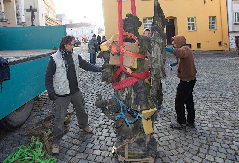 Snesení sochy sv. Floriana na Žerotínově náměstí v Olomouci kvůli opravě