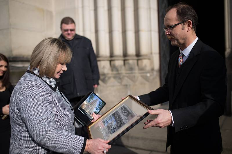 První dáma Ivana Zemanová navštívila Arcidiecézní muzeum Olomouc. Vpravo ředitel muzea Michal Soukup