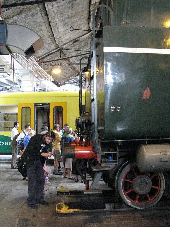 Zrakově postižení navštívili železniční depo v Olomouci.
