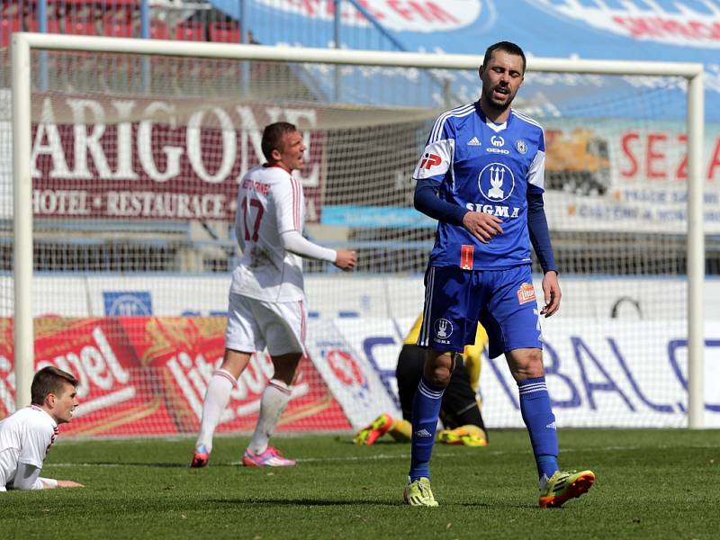 Fotbalisté Sigmy prodloužili svou sérii neporazitelnosti, která trvá od září minulého roku. V prvním utkání po reprezentační přestávce porazili ve Fotbalové národní lize Třinec 1:0. Zápas rozhodl gólem z penalty Michal Ordoš.