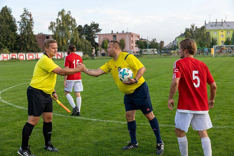 Fotbalisté Hodolan (v pruhované) porazili Červenku 5:1