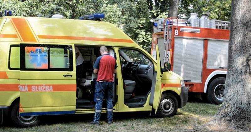 Hasiči, záchranáři a policie zasahují u pádu dítěte do díry v olomouckých Smetanových sadech 