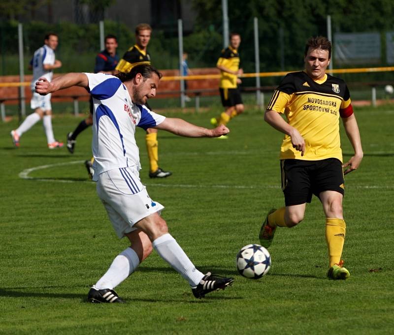 Fotbalisté Nových Sadů (ve žlutém) porazili Dolany 8:1 a radovali se z vítězství v soutěži.