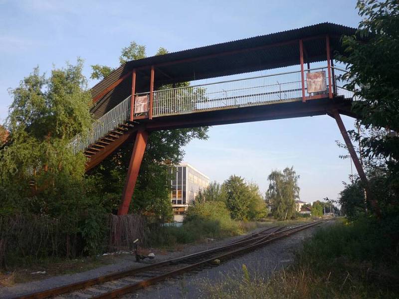 Lávka přes železniční trať spojující ulice Na Trati a Václavkova v létě 2012