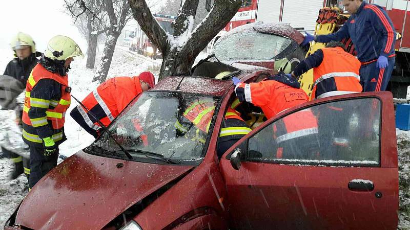 Nehoda auta v Hluchově na Prostějovsku, při které se jeden člověk zranil, druhému museli kvůli zaklínění z auta pomoct hasiči.