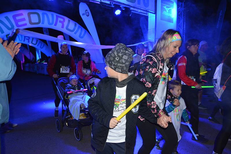 Na start letošního ročníku olomouckého Neon Run dorazilo dva tisíce účastníků.