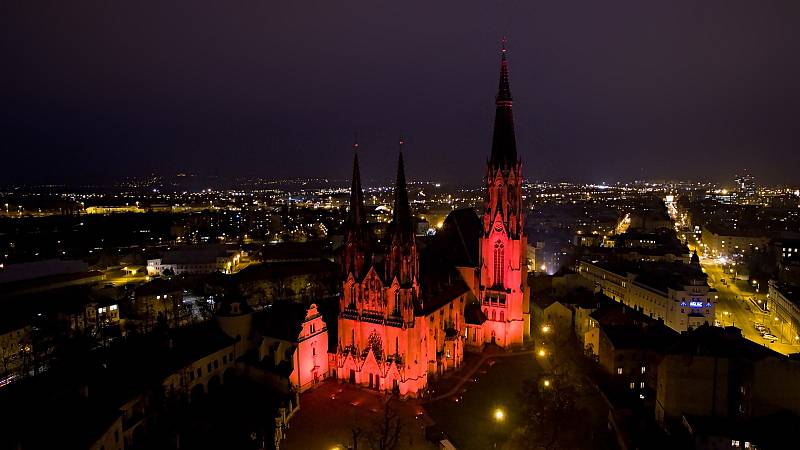 Olomoucká katedrála sv. Václava se rozzářila červeným světlem na připomínku lidí trpících pro víru. 25. listopadu 2020