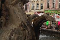 Neptunovu kašnu na olomouckém Dolním náměstí, která je nejstarší z unikátního souboru šesti barokních kašen v historickém centru Olomouce, poškodil vandal. 