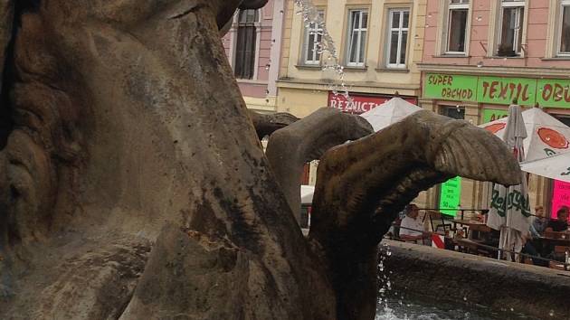 Mladík při koupání poškodil Neptunovu kašnu, sousoší opraví až v září -  Olomoucký deník