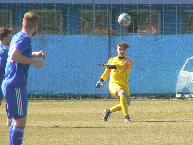 Rezerva olomoucké Sigmy (v modrém) porazila při své domácí jarní premiéře béčko Slovácka v poměru 3:1.