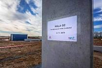 První sloup nové haly G2 v Technologickém parku v Hněvotíně