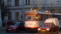 Po obnovení provozu tramvaje opět zastavila drobná nehoda v Palackého ulici