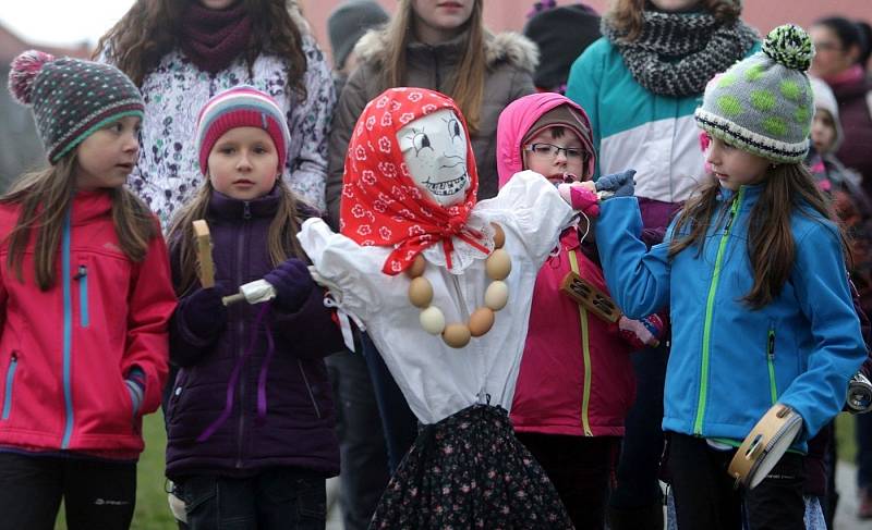 Vynášení zimy ve Velké Bystřici na Olomoucku, březen 2016