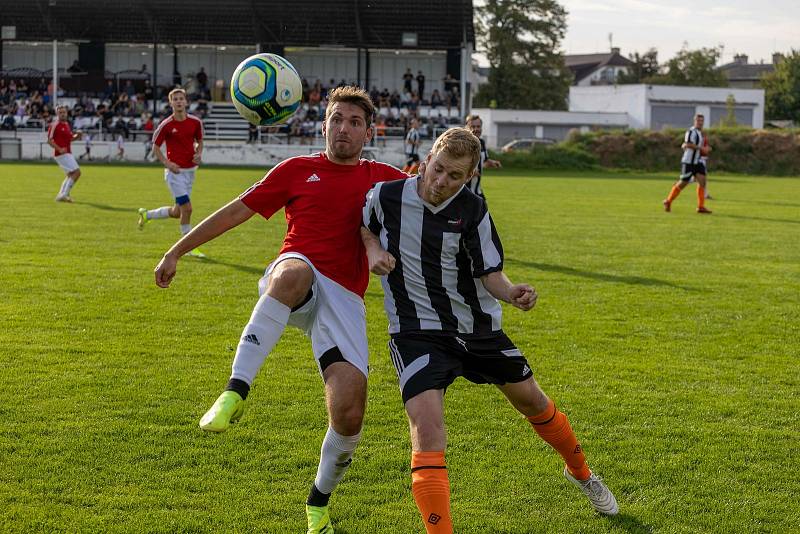 Fotbalisté Hodolan (v pruhované) porazili Červenku 5:1