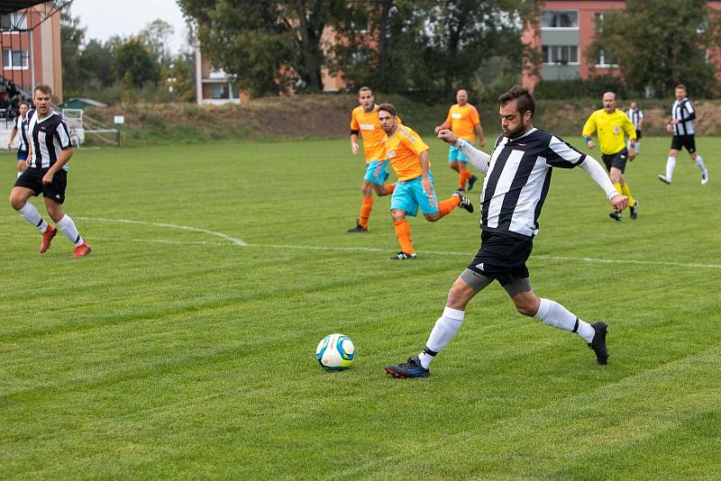 Fotbalisté Hodolan (v pruhovaném) porazili Novou Hradečnou 8:0.