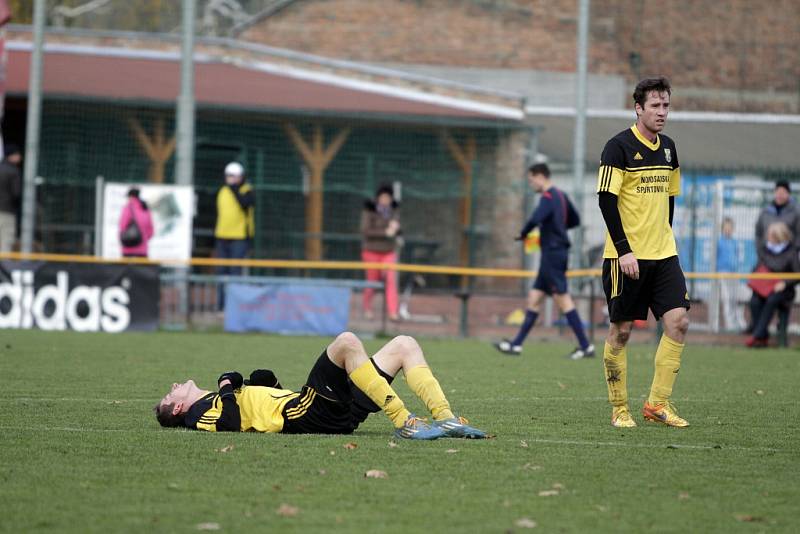 FK Nové Sady (ve žlutém) remizoval s Hranicemi 1:1.