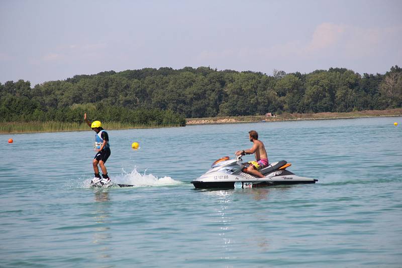 – Až několik metrů nad hladinou vody se v sobotu létalo ve Wake Parku Náklo na Olomoucku. Netradiční sport s názvem flyboarding si mohli vyzkoušet zájemci už od dvanácti let.