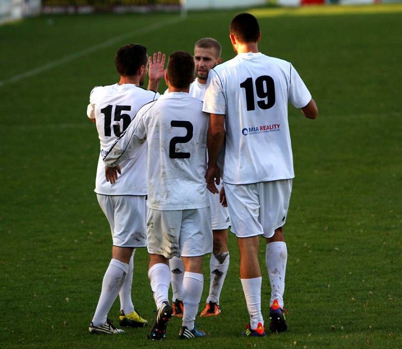 Fotbalisté HFK Olomouc (v bílém) proti Břeclavi